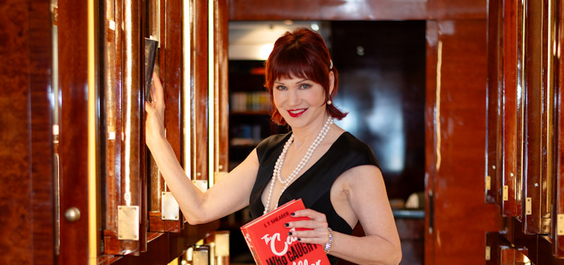 Manhattan Model Karen Rempel on the Queen Mary 2 -The Library