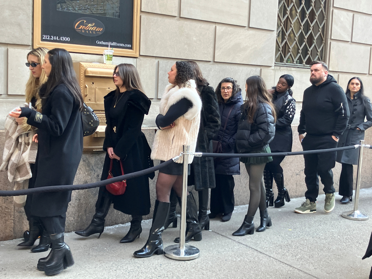 3.Black high-heeled boots are a must for women attending New York Fashion Week at Gotham Hall. 