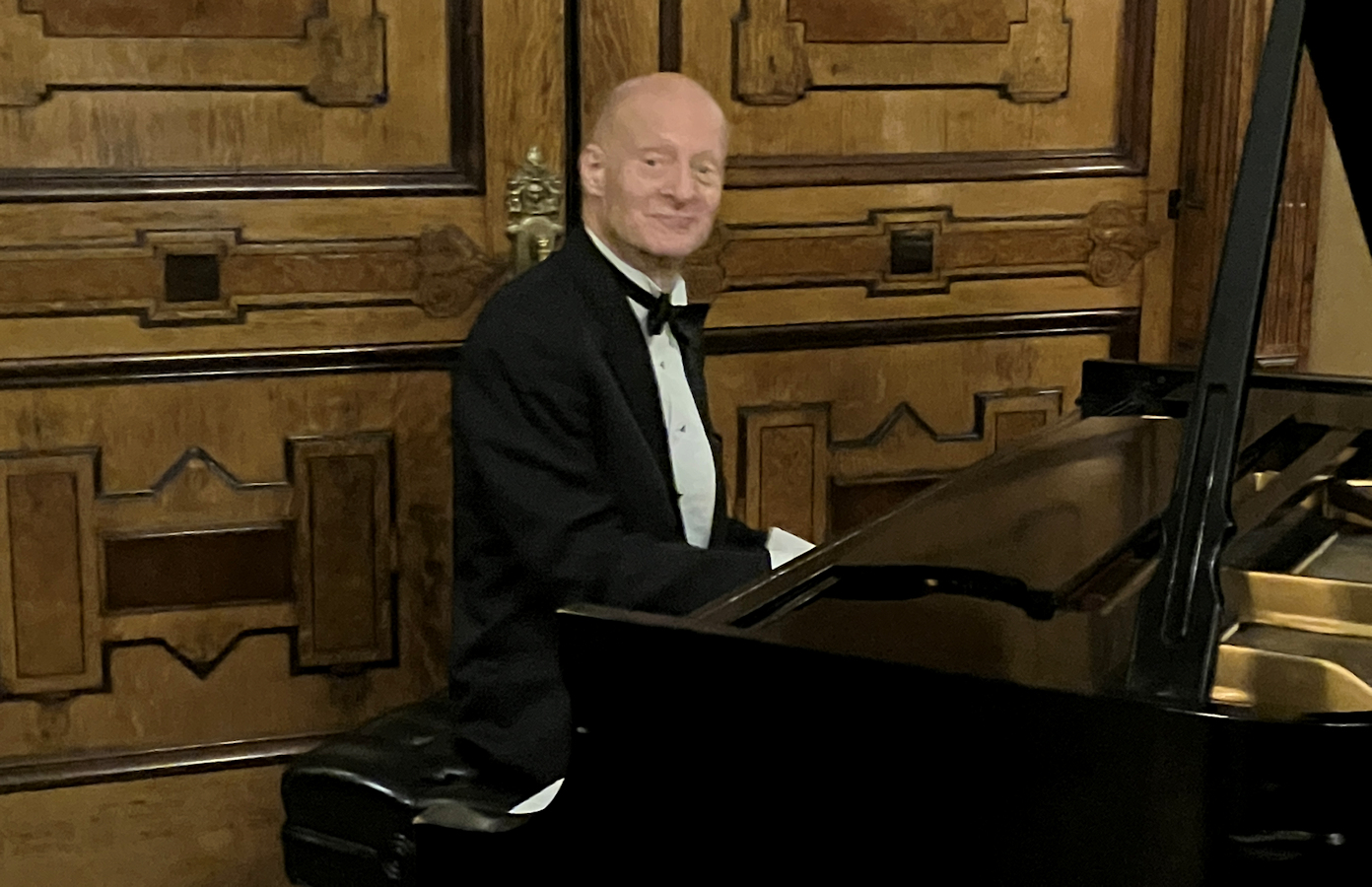 Pianist and ASCAP award-winning songwriter Kurt Wieting graciously tickled the grand’s ivories against the backdrop of the meticulously restored dining room doors of Tilden Mansion, built in the 1840s and home of the National Arts Club since 1905.